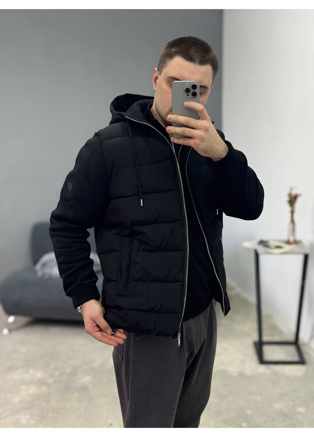 Чорна демісезонна куртка з трикотажними рукавами та капюшоном Україна