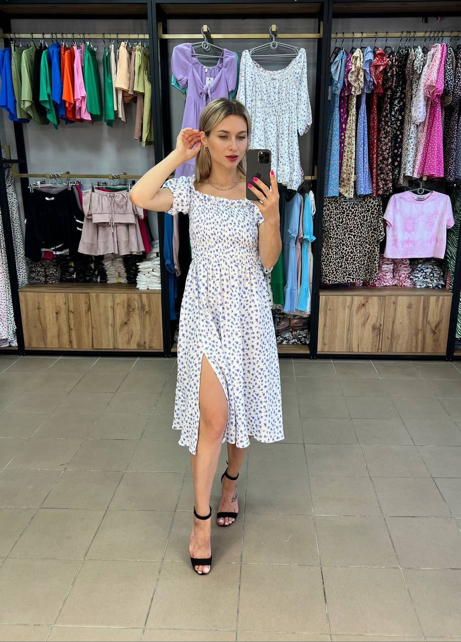 Белое красивое женское платье с корсетом резинка с распоркой на белой ноге с голубыми цветками. You Best