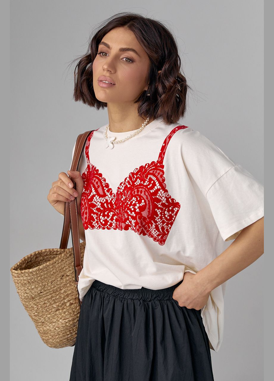 Бежевая летняя футболка oversize украшенная принтом в виде кружевного лифа Lurex