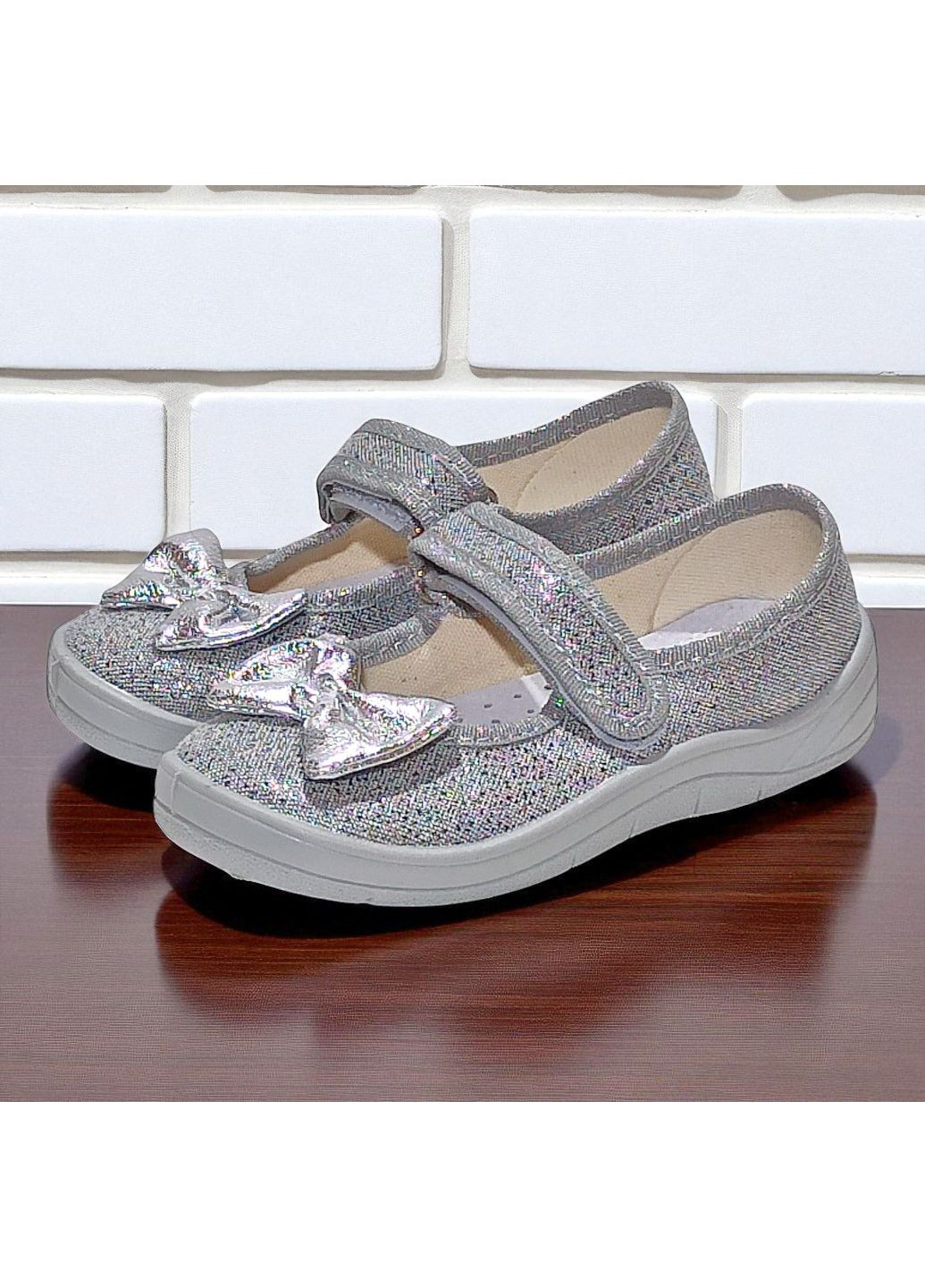 Серебристые ортопедические тапочки на липучке для девочки сменная обувь в садик валди Waldi с бантом