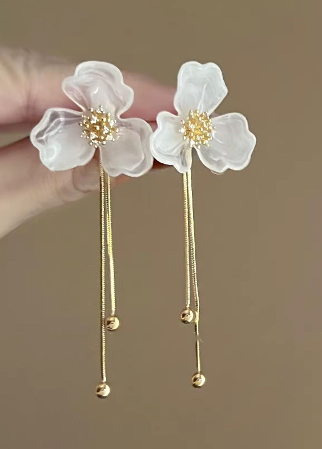 Сережки жіночі з білою напівпрозорою квіткою та підвісками крапельками Fashion Jewelry (331157735)
