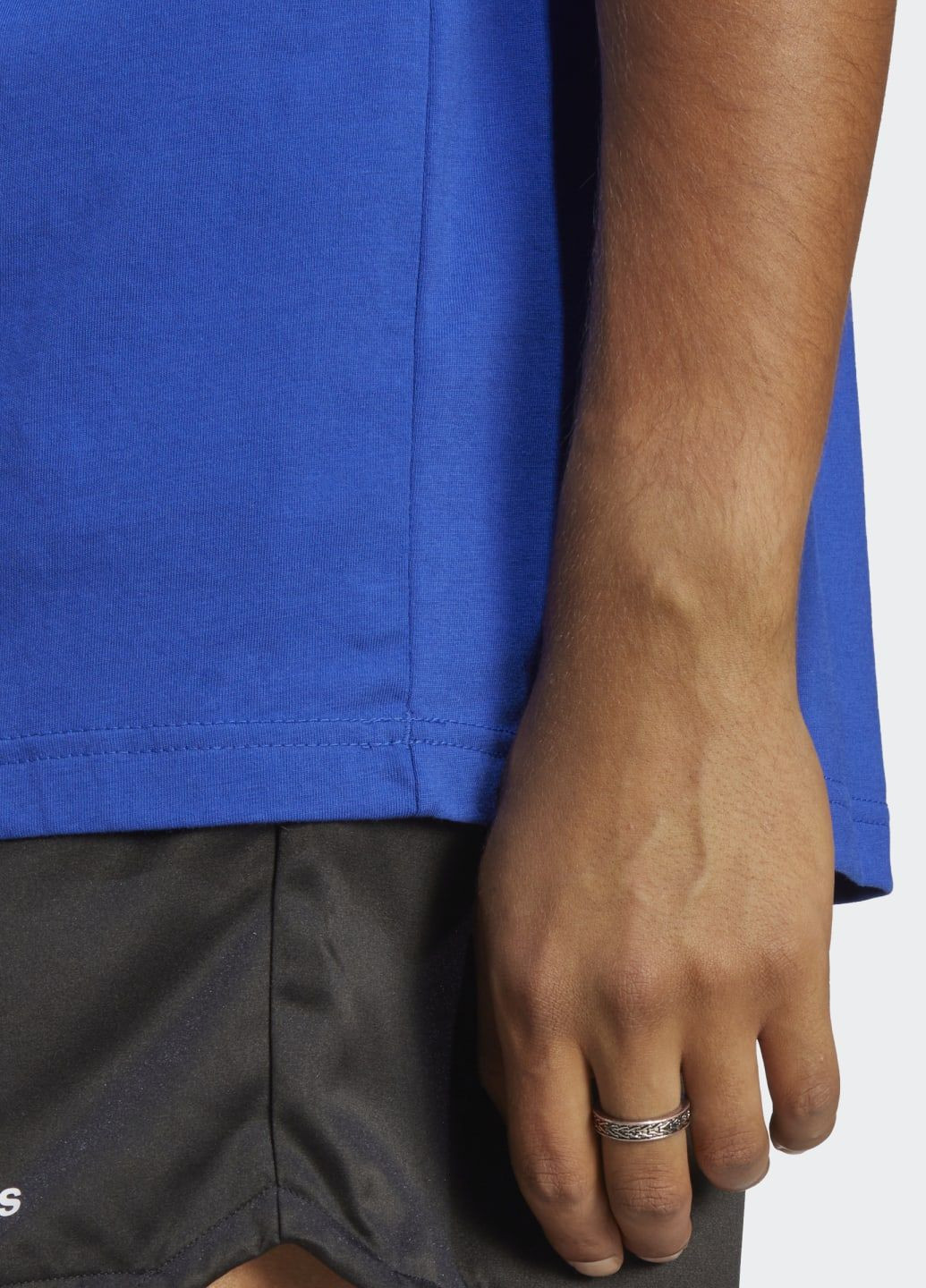 Синяя футболка с вышитым логотипом essentials adidas