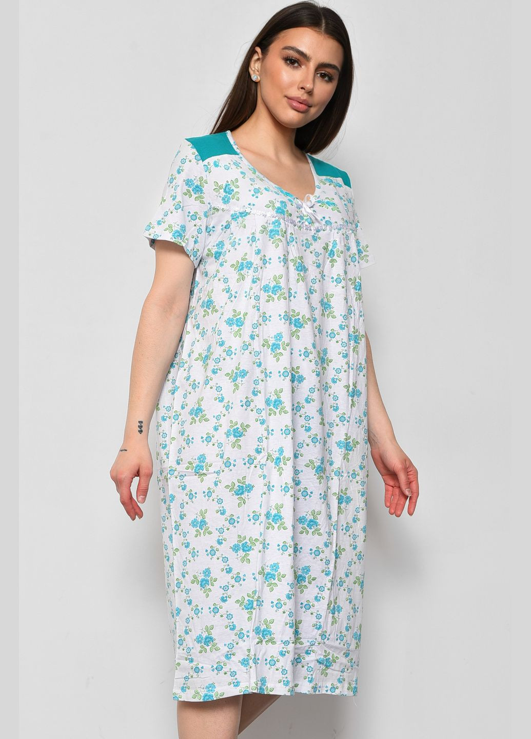 Ночная рубашка женская батальная белого цвета с цветочным принтом Let's Shop (289456744)