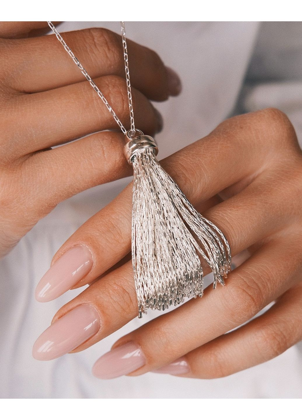 Колье, которое красиво "падает" на свитер и ловит свет с каждым движением No Brand (365784359)