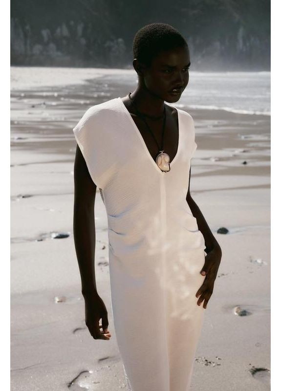 Білий струмуюча сукня зі зборками. Zara