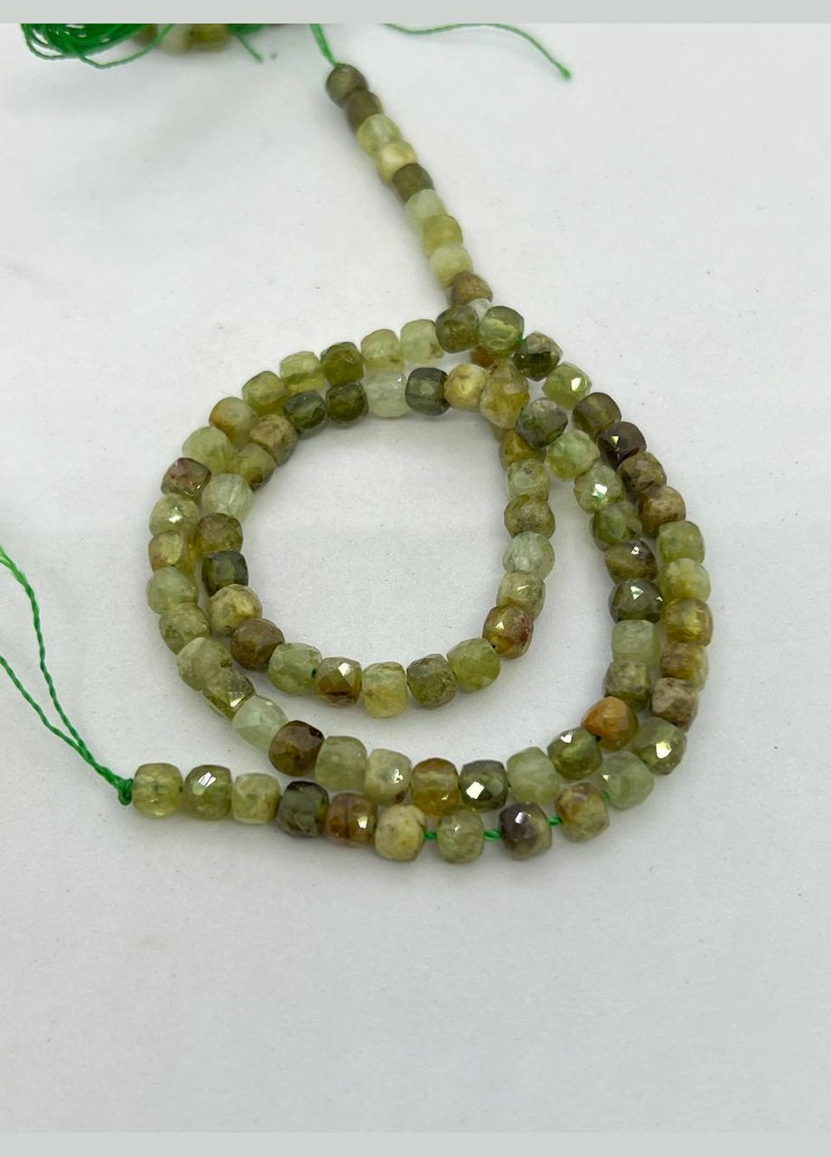 Зеленый гранат на нити без замка 5х5 мм 40 см Зеленый No Brand (331610835)