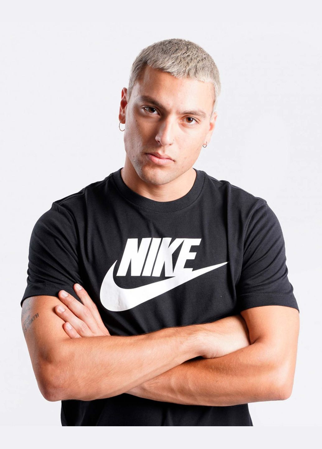 Чорна футболка чоловіча tee icon futura ar5004-010 чорна Nike