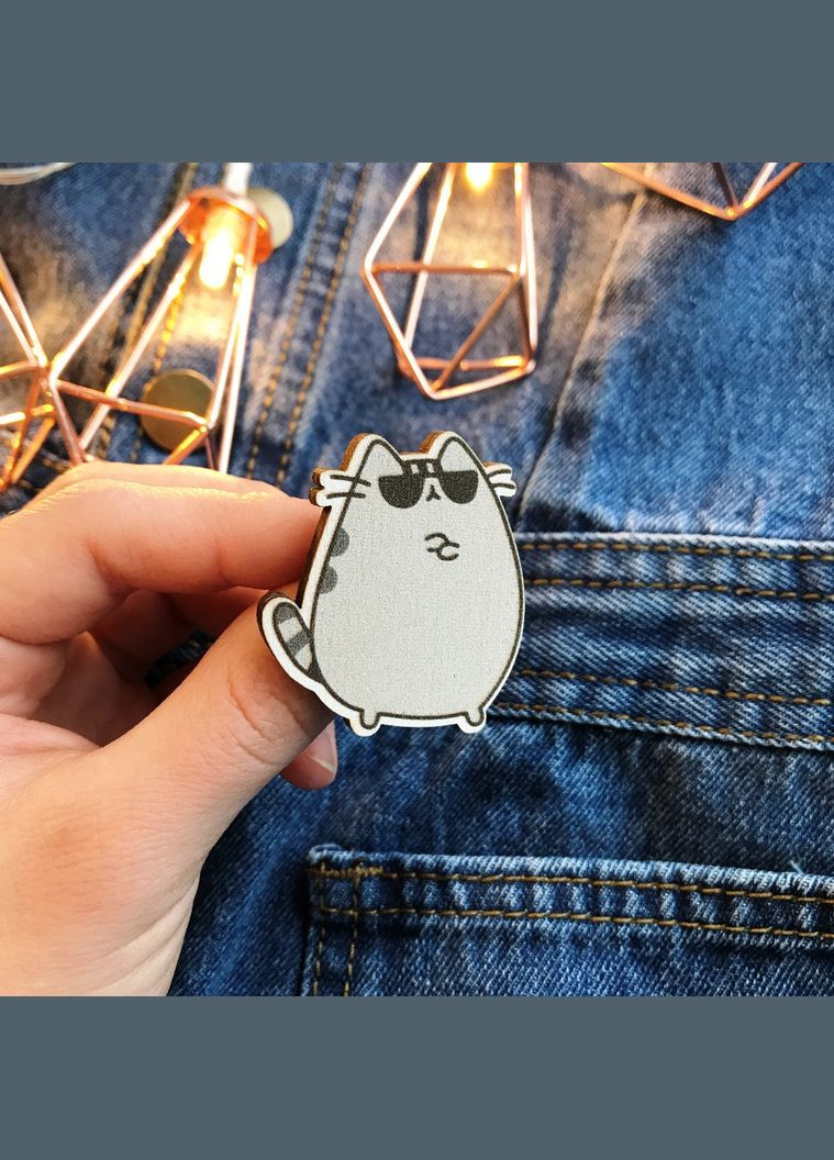 Кот Пушин в очках значок с деревьями. Cozy-Up (291162221)