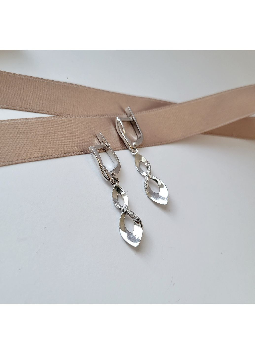 Серебряные серьги с подвеской в белых камнях серебро 925 пробы Родированное 3.40г 5873р No Brand (306743335)