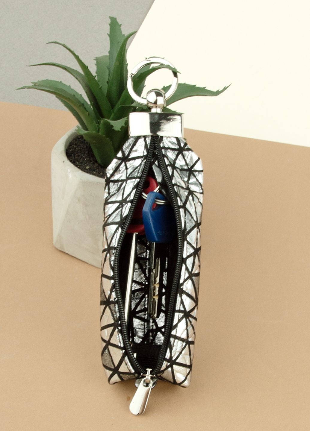 Ключниця жіноча з кільцем HC0044 на блискавці чорна зі сріблястими трикутниками HandyCover (323757912)