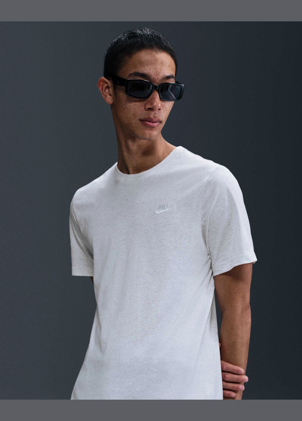 Серая футболка мужская sportswear club ar4997-051 серая Nike