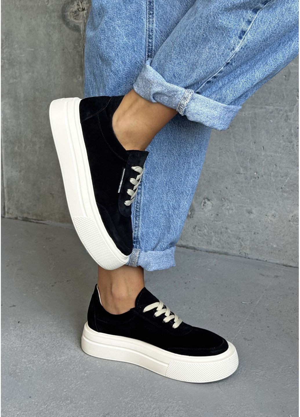 Чорні кеди чорні з натуральної замші на світлій підошві INNOE Кеди