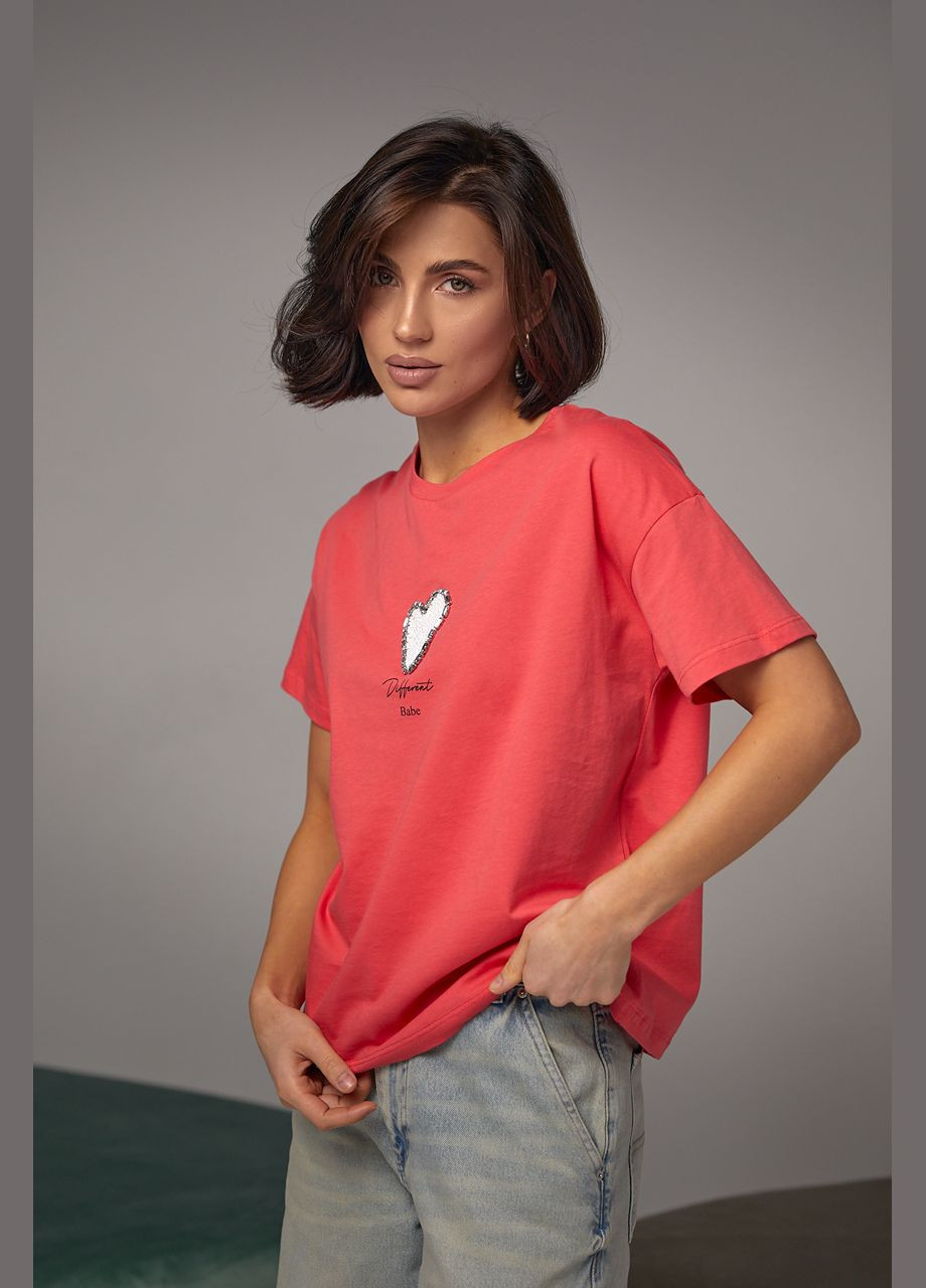 Коралова літня жіноча футболка прикрашена серцем з бісеру та страз. Lurex