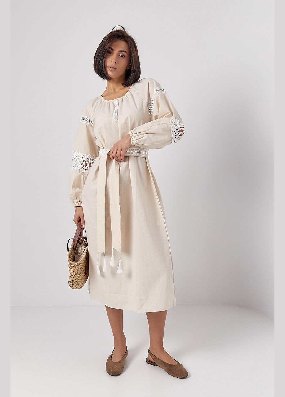 Бежева сукня зі вставками макраме на поясі та рукавах Lurex