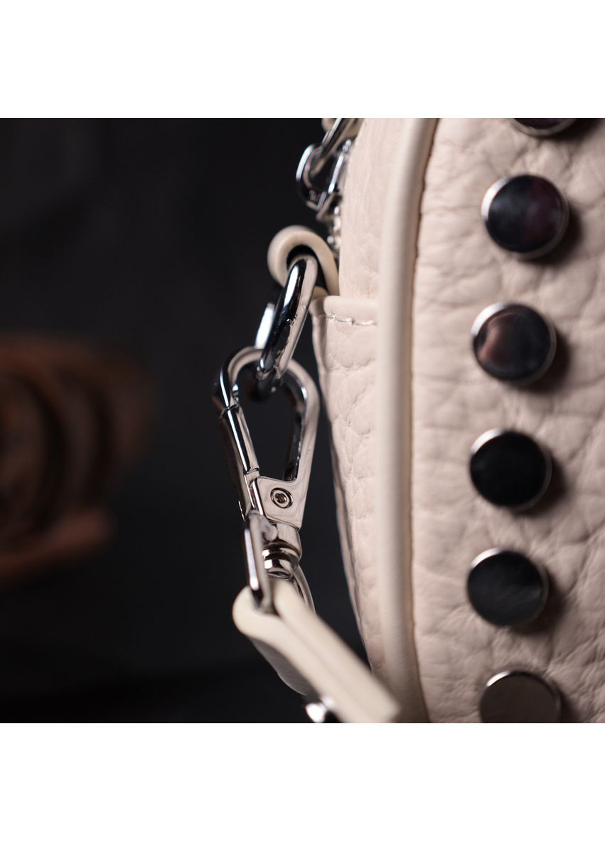 Шкіряна жіноча сумка декорована металевими кнопками біла 20*14*6,5 см Vintage (329151884)