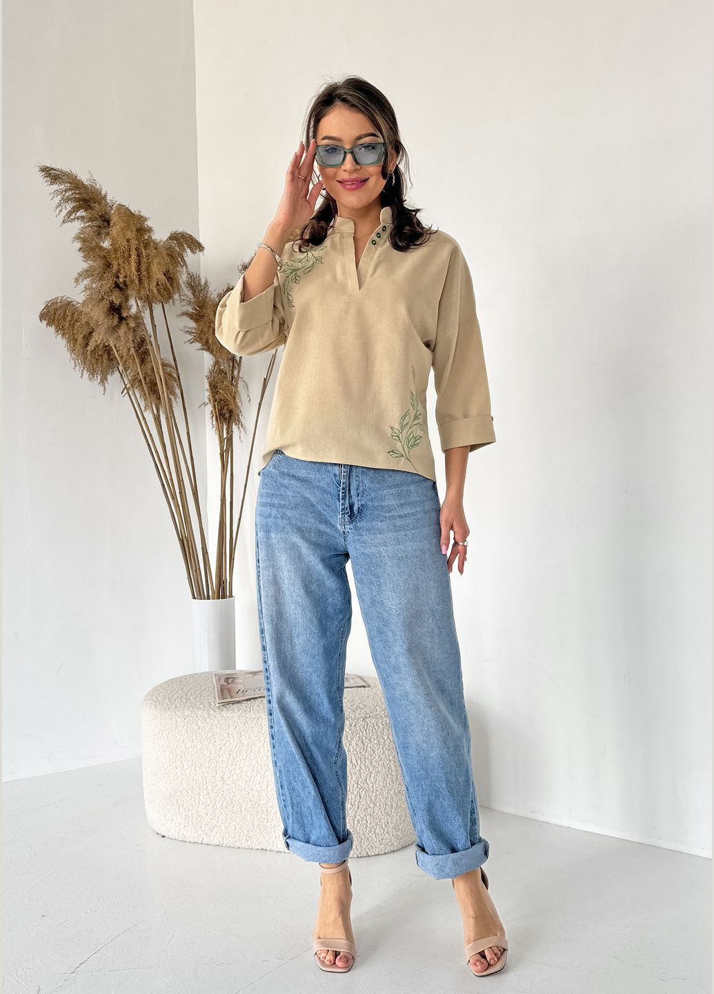 Бежевая универсальная блуза из натурального льна с нежной вышивкой листьев INNOE Блузка