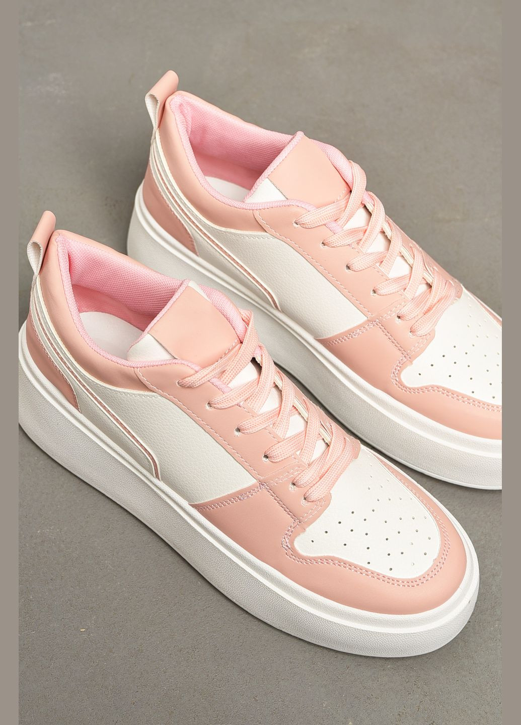 Кроссовки женские бело-розового цвета на шнуровке Let's Shop розовые демисезоны (317462545)