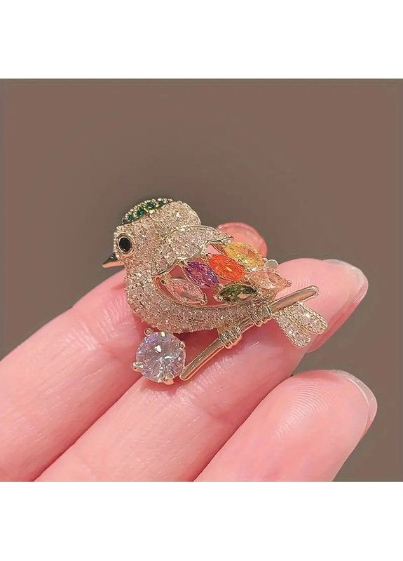 Брошка золотистий синиця на гілочці з різнокольоровими фіанітами 2.8 см Fashion Jewelry (308353820)