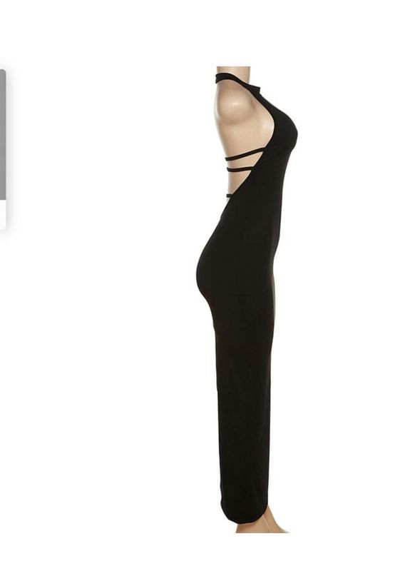 Черное невероятное платье. хорошо тянется и садится по фигуре. UA