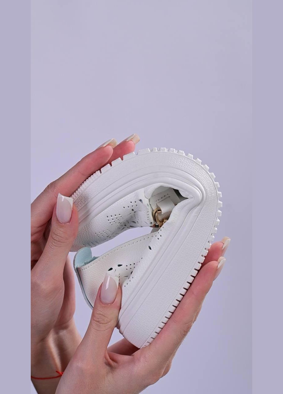 Белые слипоны женские белого цвета с перфорацией No Brand с перфорацией, с пряжкой, без декора однотонные