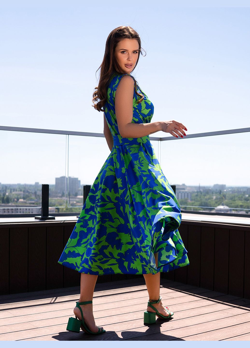 Салатовое повседневный платья клеш ISSA PLUS с цветочным принтом