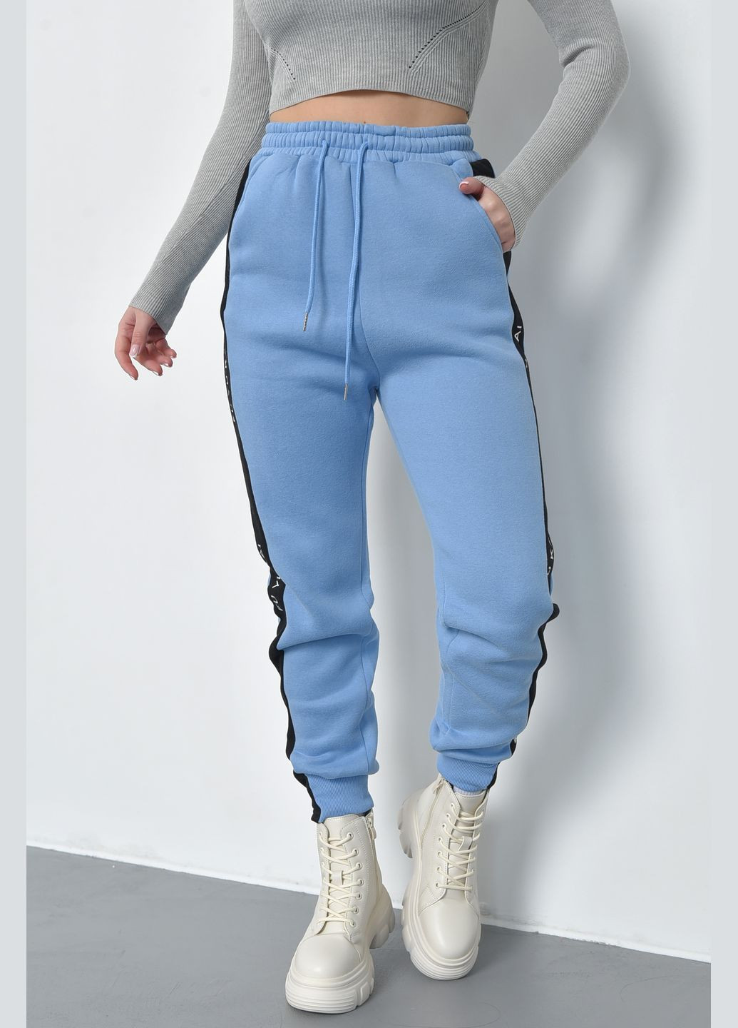 Спортивні штани жіночі на флісі блакитного кольору Let's Shop (285739871)
