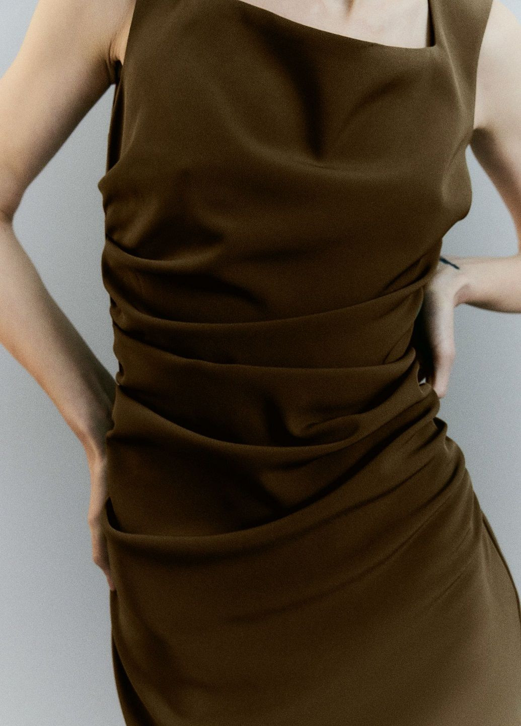 Оливковое (хаки) деловое платье H&M однотонное
