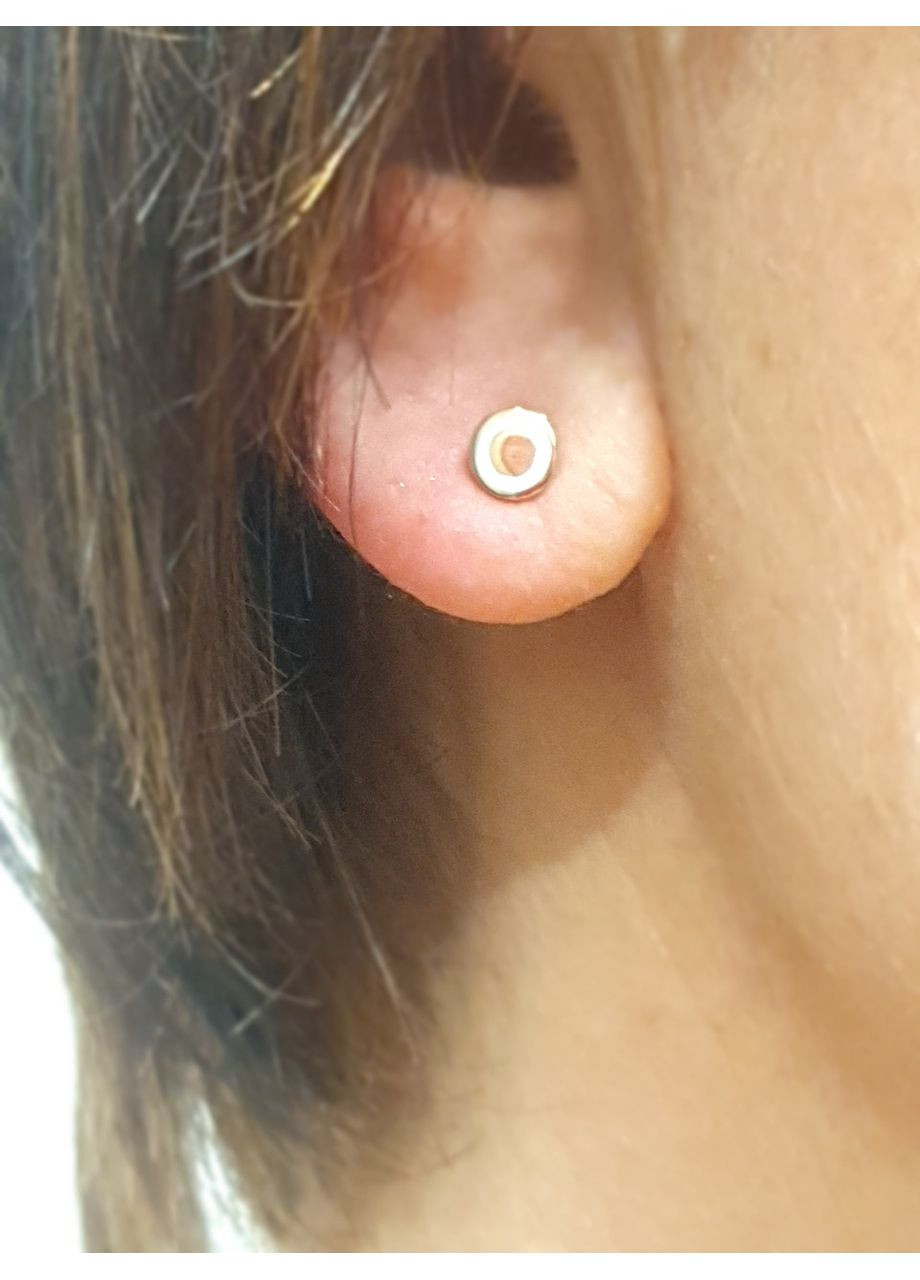 Золотая моносерьга-пуссета с эмалью. 500043Ш Белый Tango (369623680)