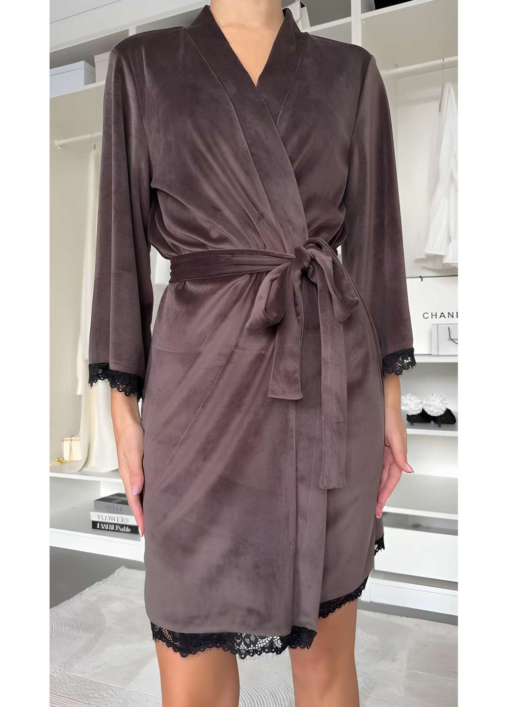 Женский изысканный велюровый домашний халат на короткий запах с кружевом черный Україна (371548127)