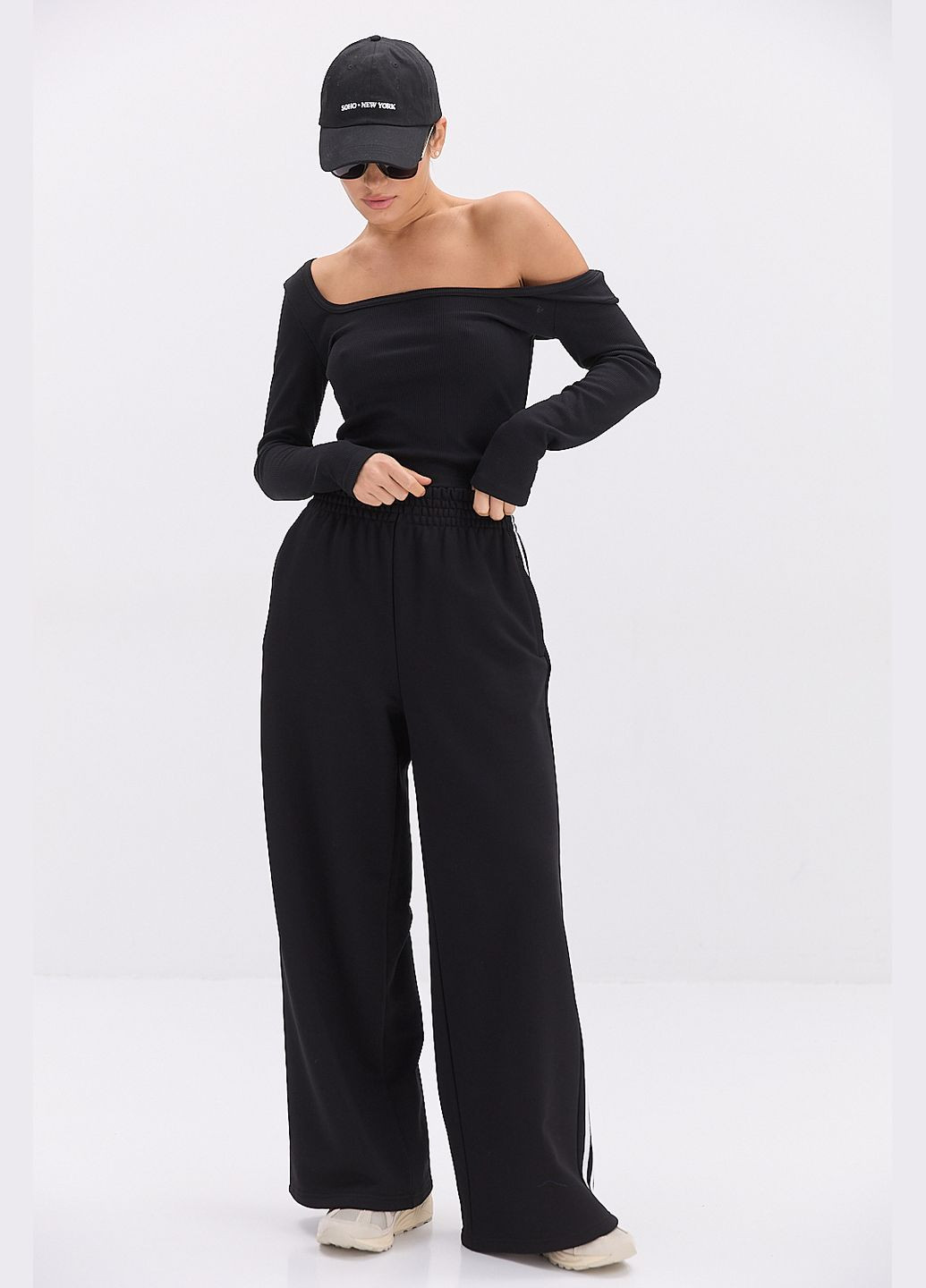 Широкие женские спортивные штаны черные с лампасами по бокам Arjen (317233900)