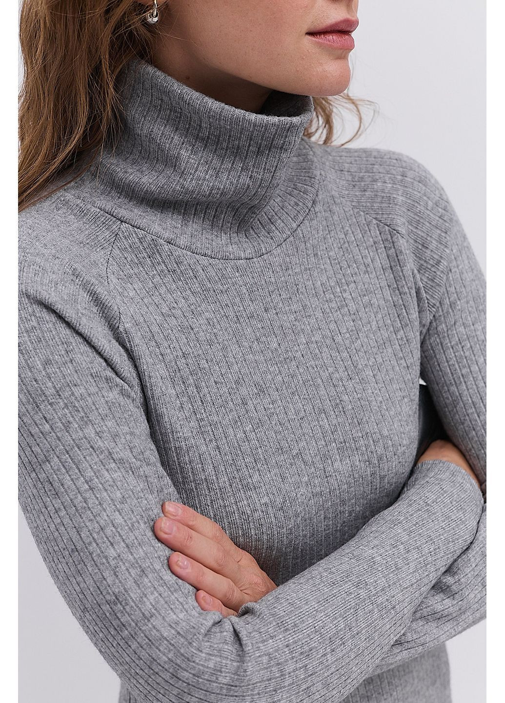 Серое длинное трикотажное платье в рубчик черное с воротником-стойкой Arjen