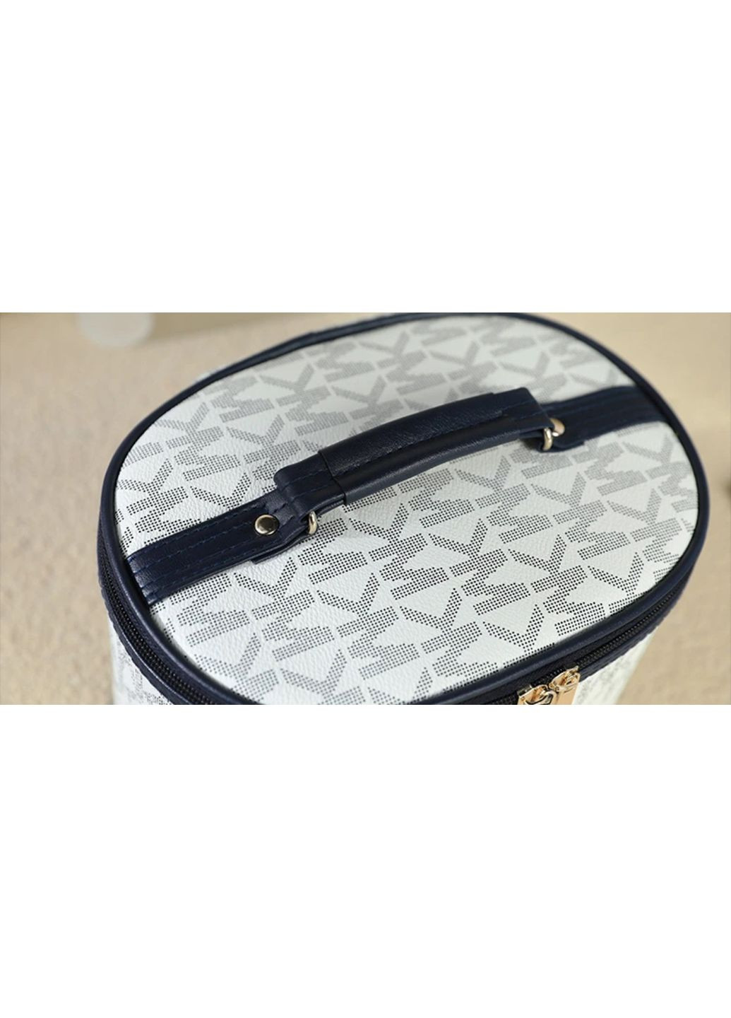 Вместительная водонепроницаемая косметичка бочонок белого цвета с символикой бренда Michael Kors No Brand (316580406)