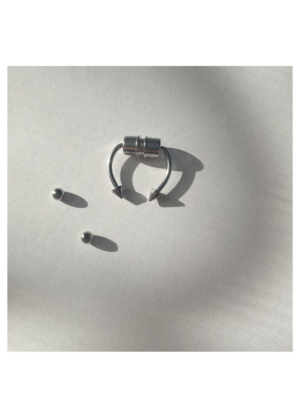 Сріблястий септум обманка на магніті кліпса в ніс стильний кежуал септум-обманка з різними кінцівками унісекс носове колечко No Brand (335063906)