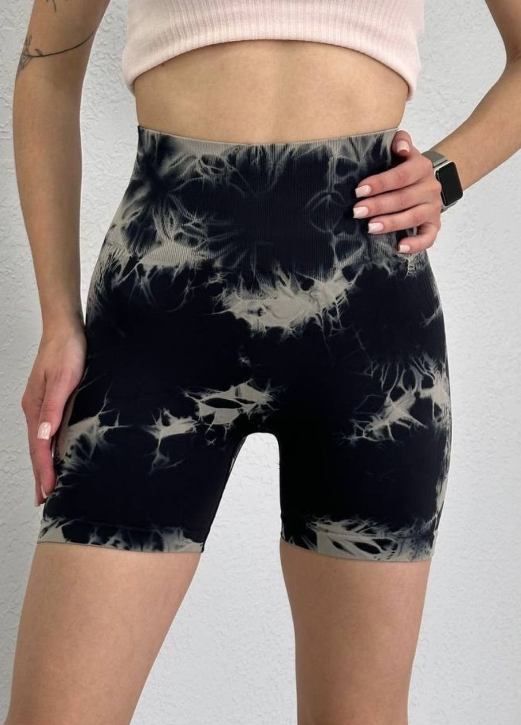 Спортивные шорты с эффектом push-up черные с бежевым тай-дай принтом (70078) FitFiesta (328596869)
