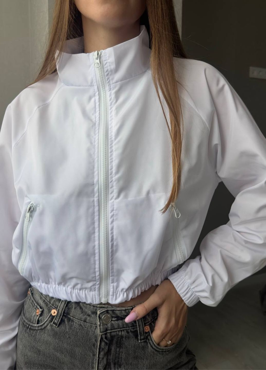 Базовая повседневная демисезонная укороченная ветровка на молнии с рукавами реглан, карманами и стойкой воротником Україна (328432641}