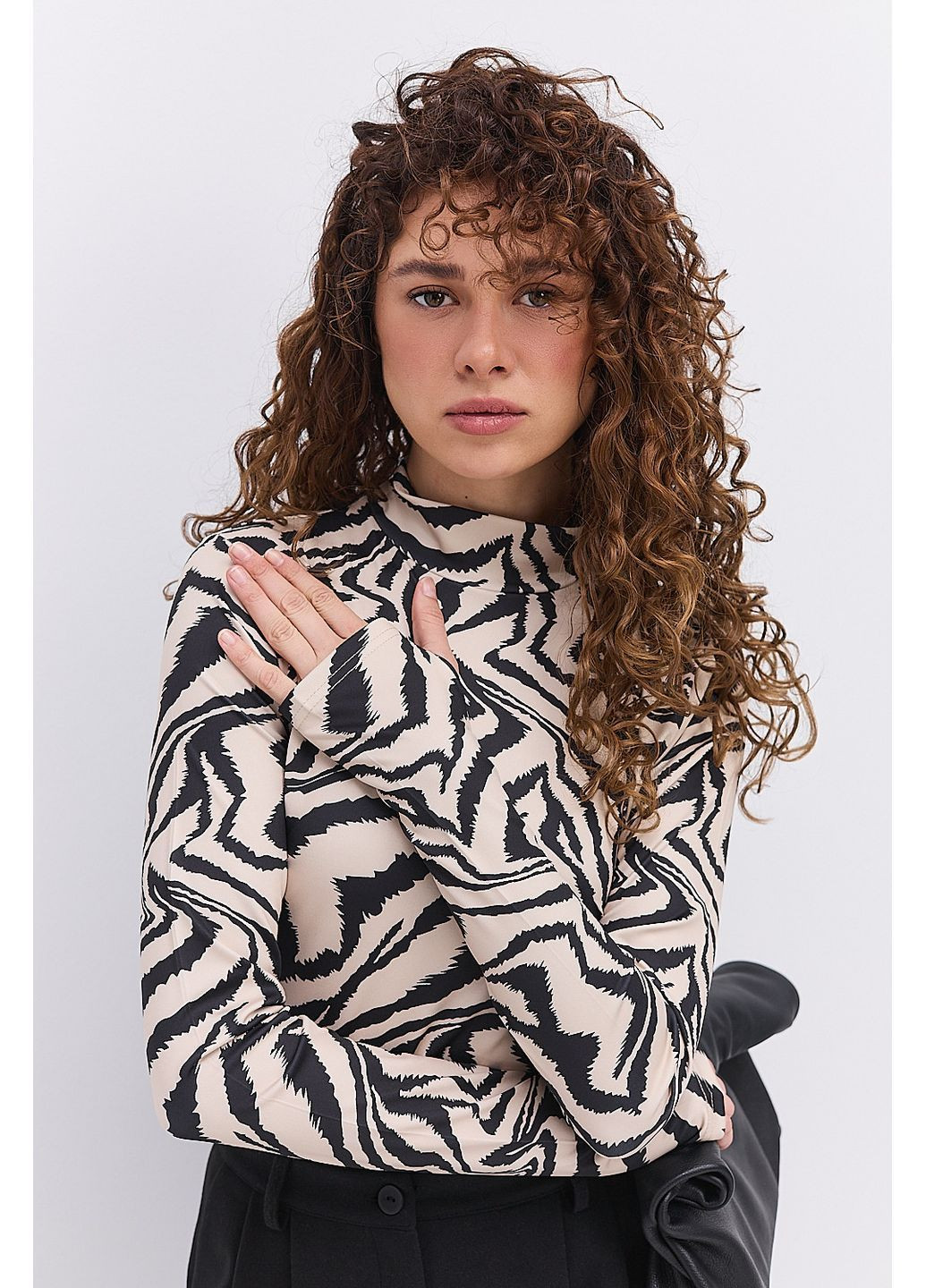 Лонгслив с воротником-стойкой и вырезом для пальчика бежевый с узором под зебру Arjen (364967499)