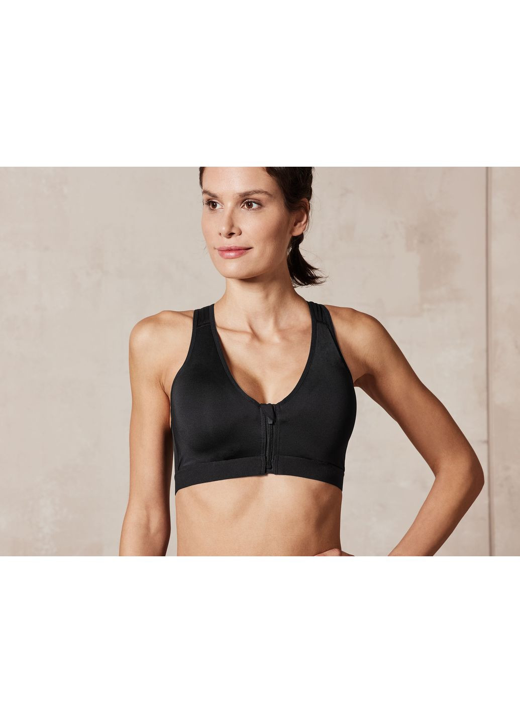 Спортивний топ з ущільненими чашками для жінки High Level 436939 чорний Crivit (364964121)
