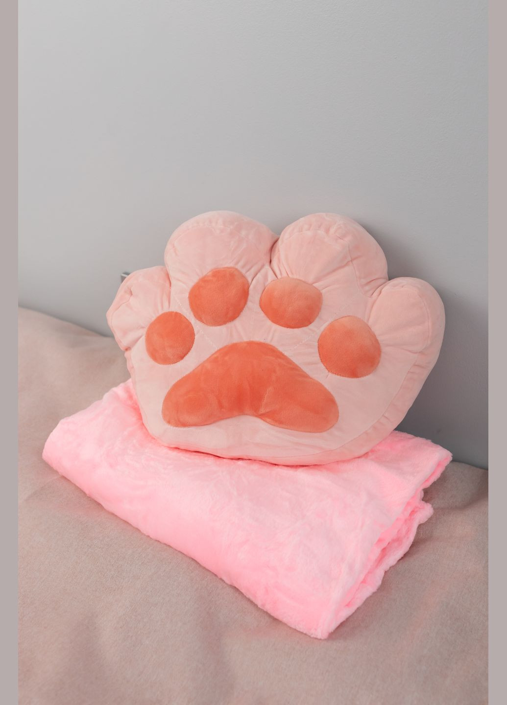 Мягкая подушка игрушка "кошачья лапка" с пледом в середине персиковая No Brand (285719892)