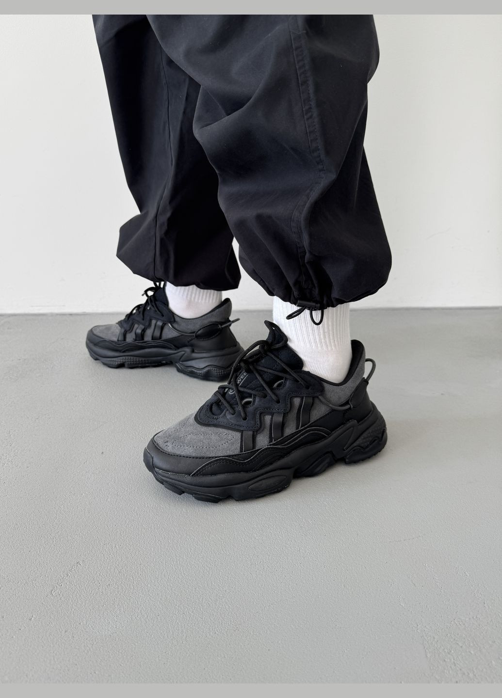 Черные демисезонные кроссовки мужские и женские adidas ozweego black | адидас озвиго черные No Brand