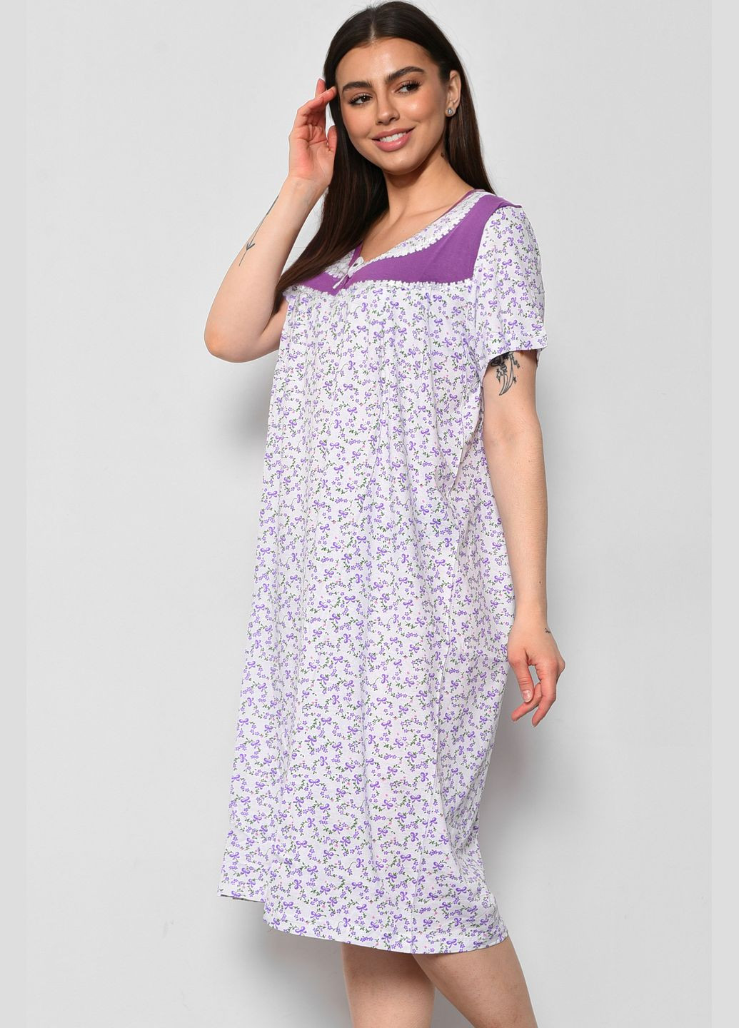 Ночная рубашка женская батальная белого цвета с цветочным принтом Let's Shop (289843232)