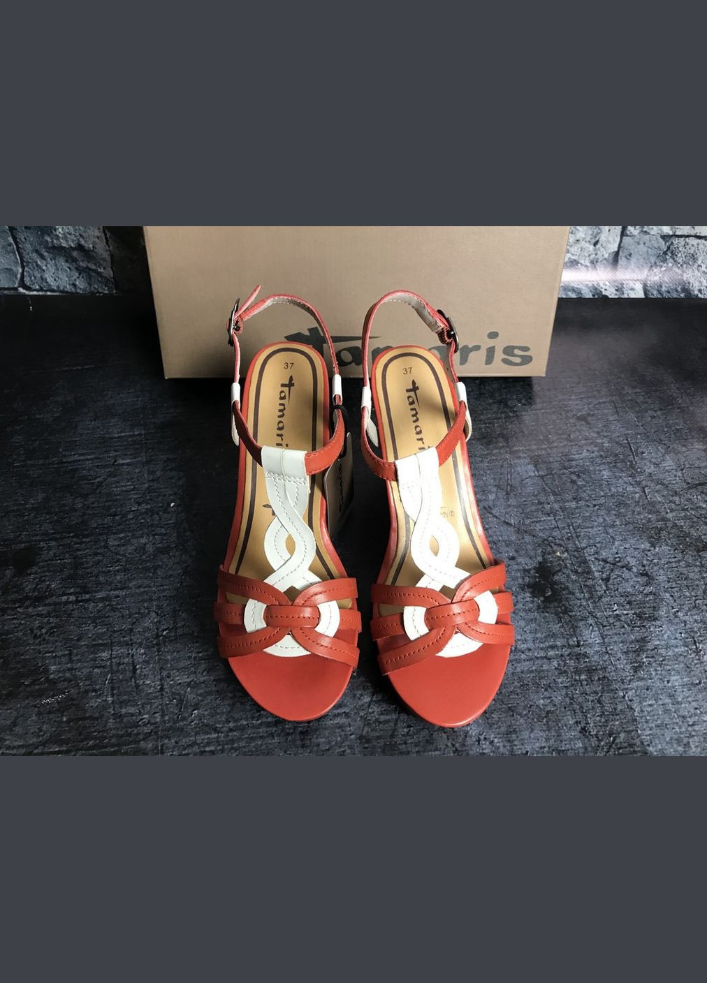 Красные женские натуральные босоножки на танкетке,, германия Tamaris с ремешком