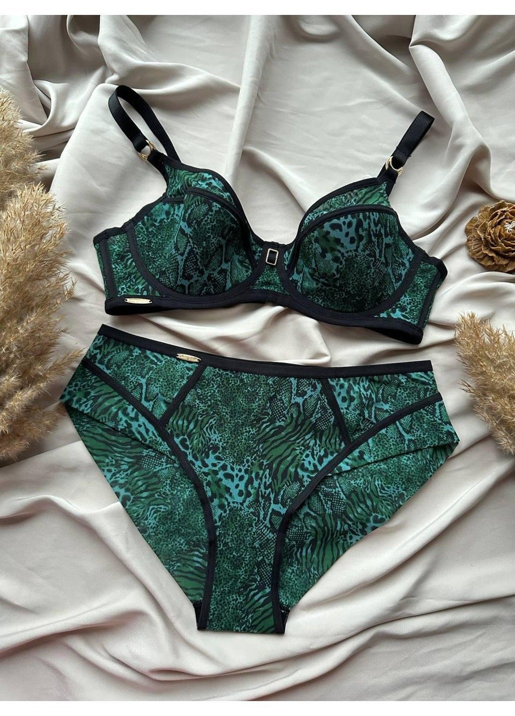 Зеленый комплект бюстгальтер мягкая чашка + трусики слип 11506 зеленый Lanny Mode
