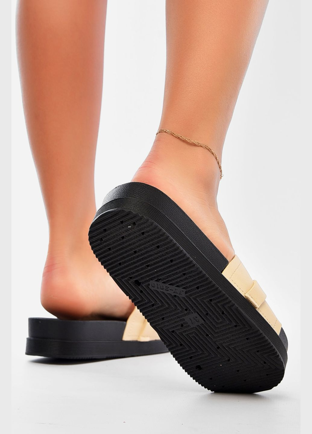 Шльопанці жіночі бежевого кольору Let's Shop (340715142)