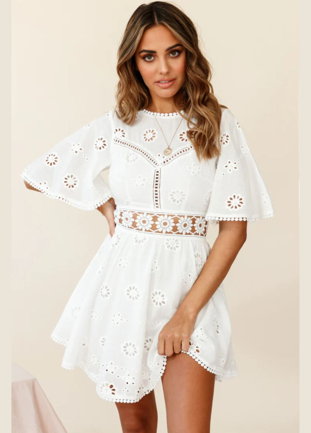 Белое повседневный платье женское с открытой спинкой с перфорацией magesuek No Brand однотонное