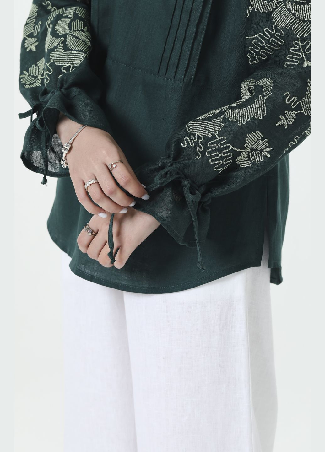 Зелёная длинная льняная женская вышиванка с широким рукавом и цветочной вышивкой аннета. зеленый, р.48, код 9470/48/1330 ГАЛЕРЕЯ ЛЬОНУ