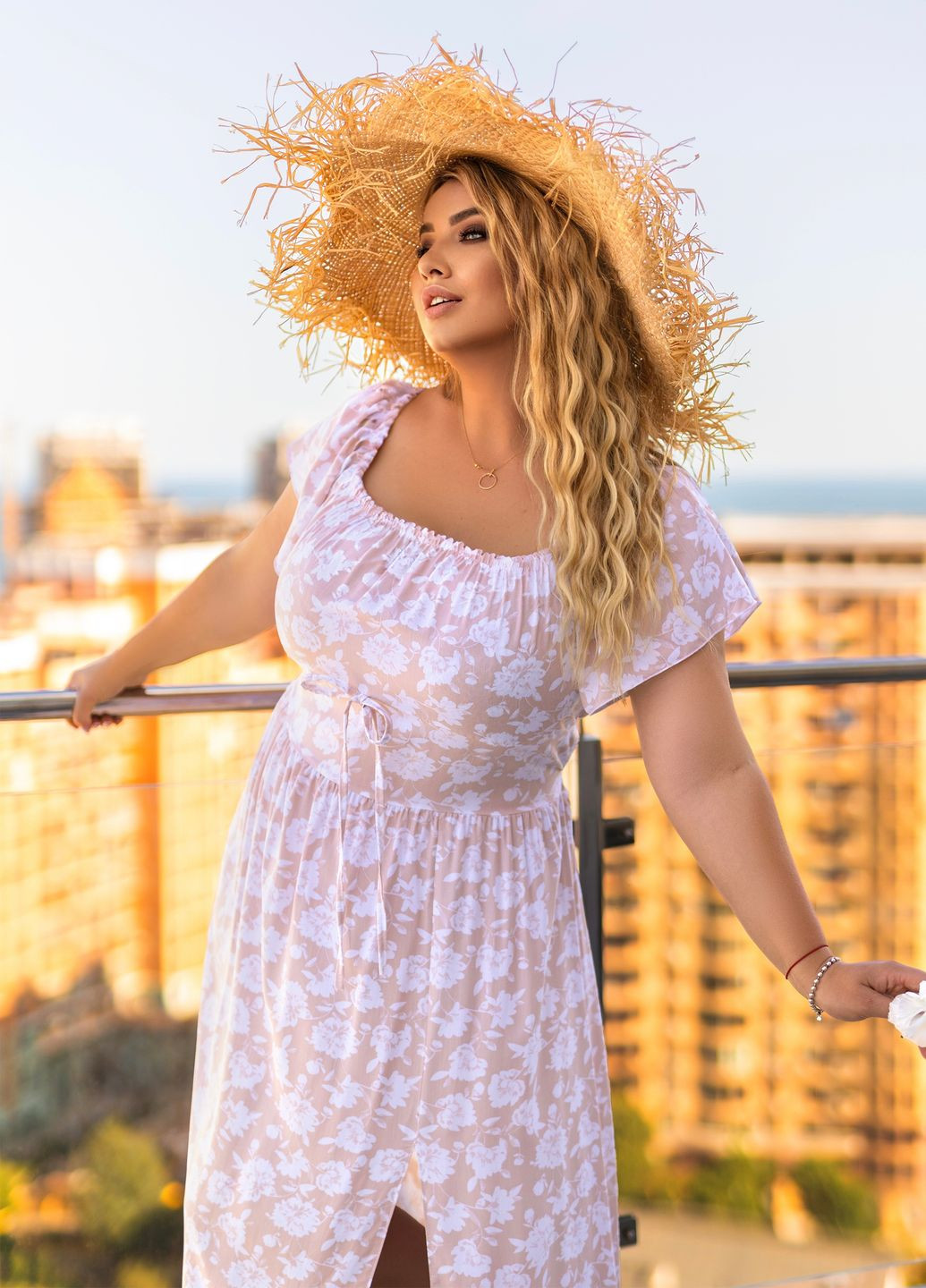 Бежевое повседневный, кэжуал платье летнее макси с открытыми плечами из штапеля колокол, клеш No Brand с цветочным принтом