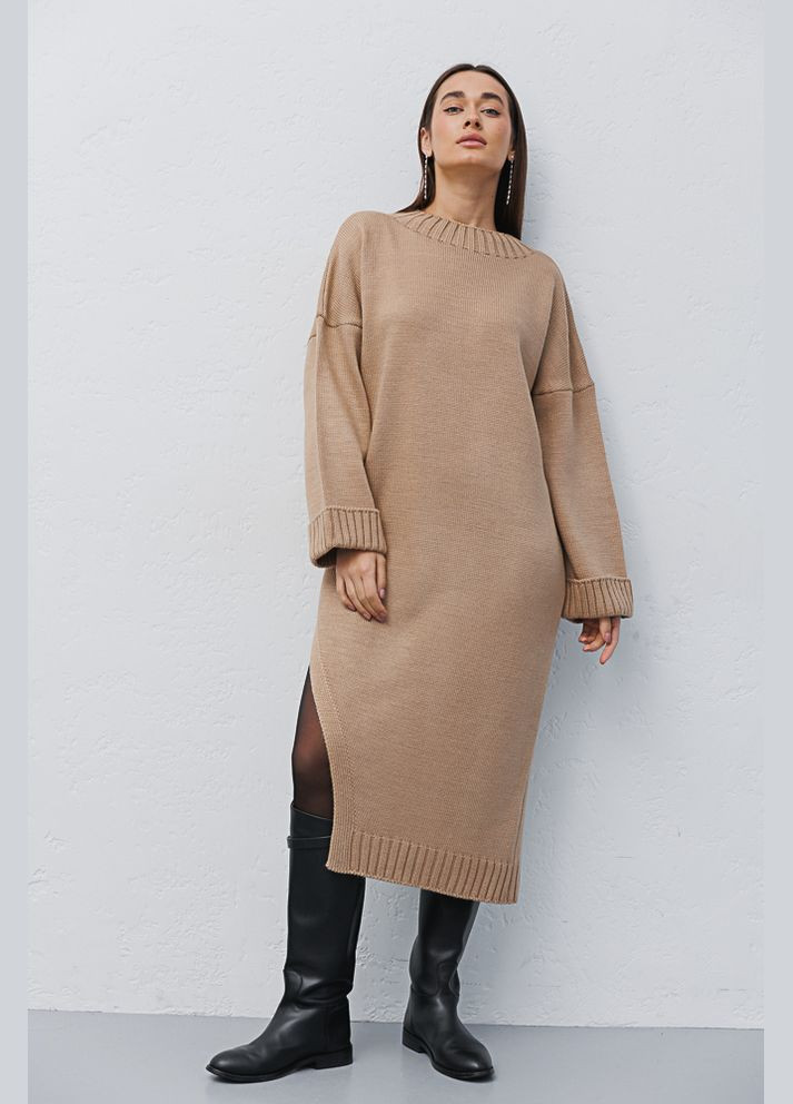 Бежева в'язане плаття міді молочне з високим розрізом збоку Arjen