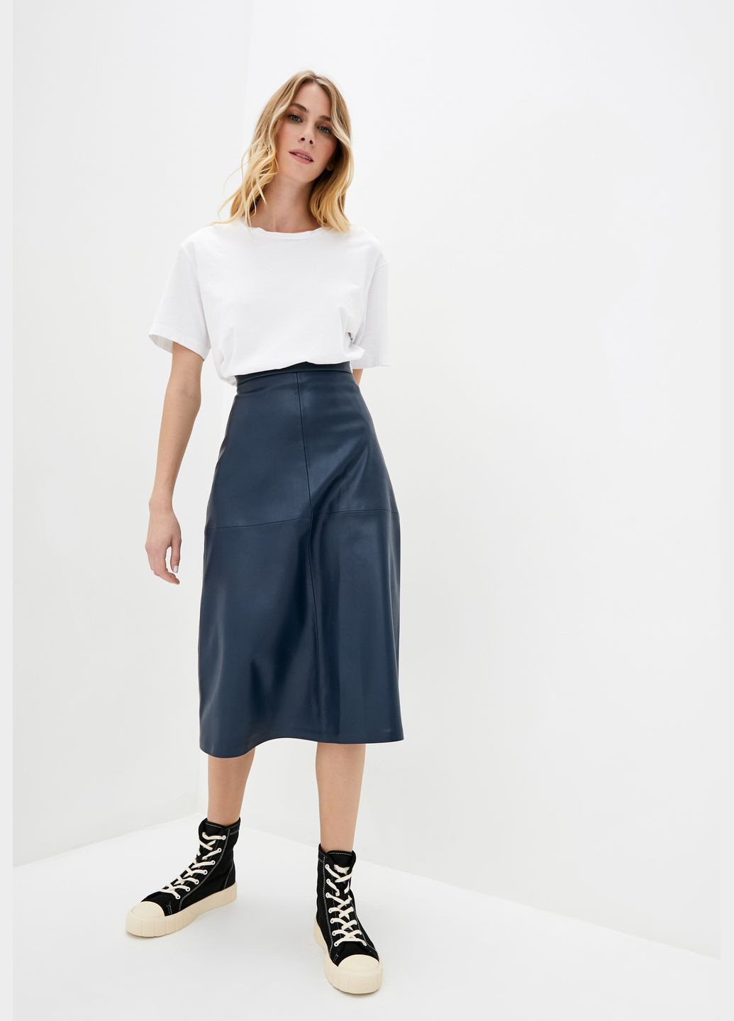 Темно-синяя кэжуал однотонная юбка миди из экокожи темно-синего цвета ORA
