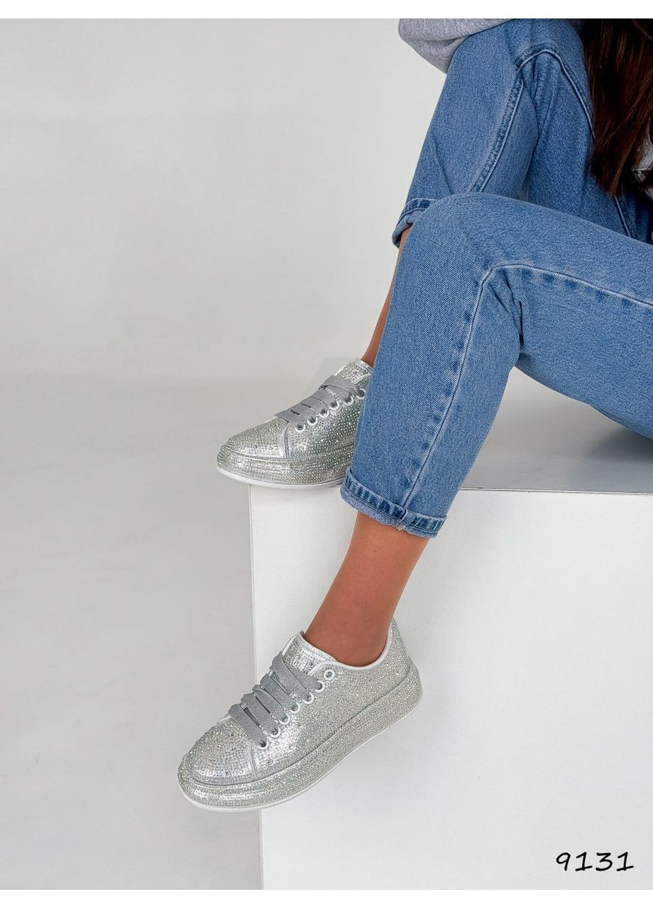 Серебристые кеды покрыты камешками Helen