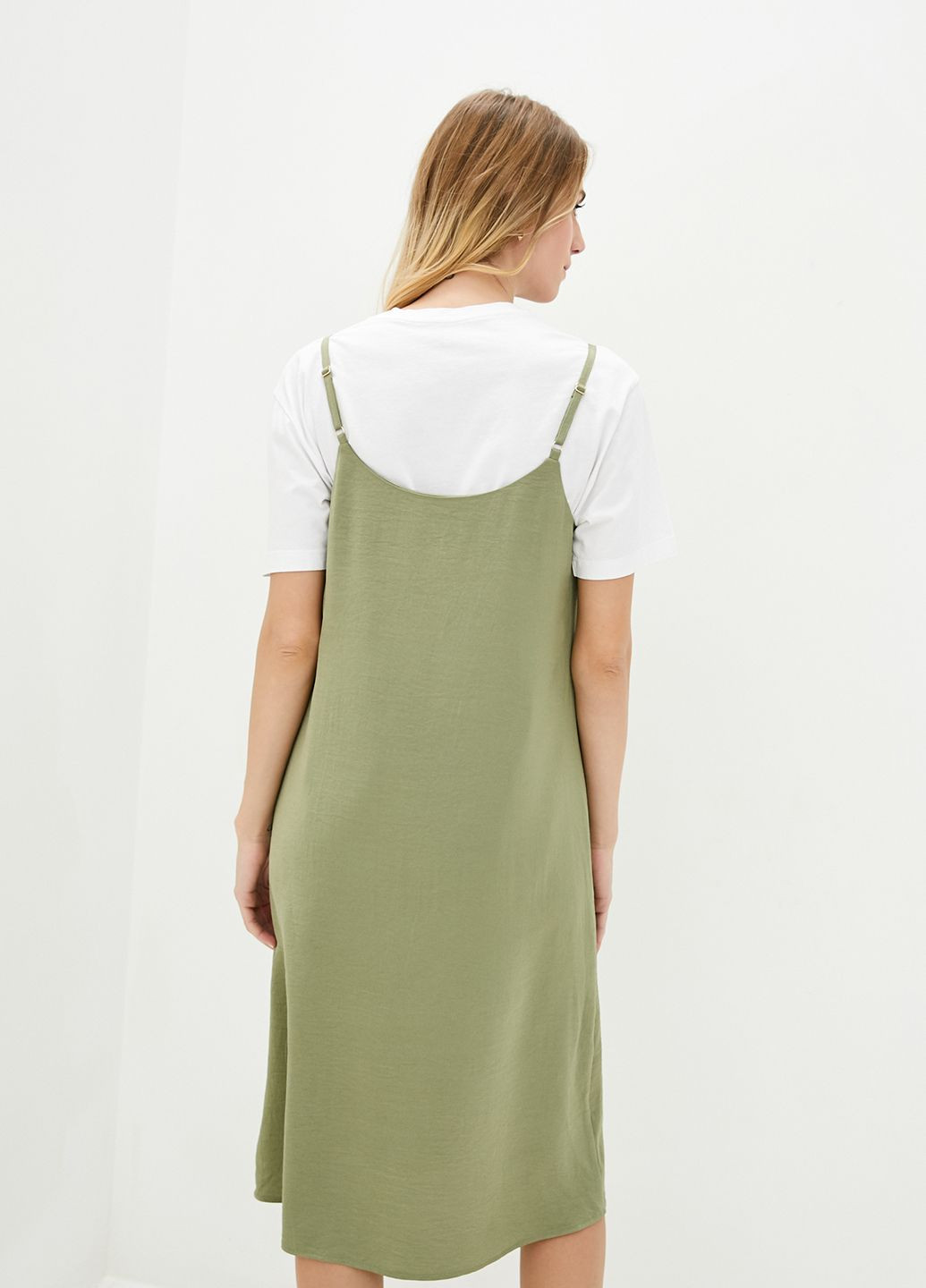Зелена кежуал сукня-комбінація оливкового кольору. ORA однотонна